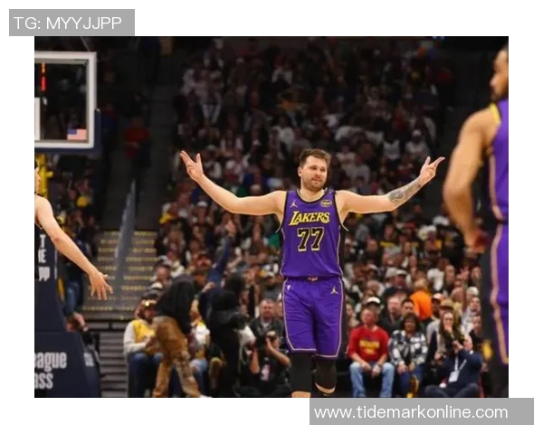 NBA又现争球事情:湖人众即将球被裁判夺走 字母介入把球给东契奇 NBA又现争球事情:湖人众即将球被裁判夺走 字母介入把球给东契奇